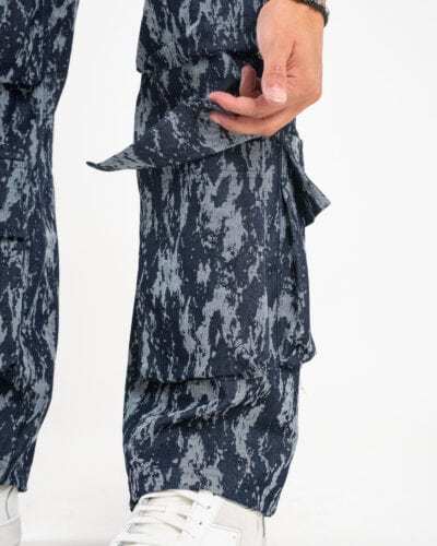 HYDO Coordinato in jeans giacchetta con zip pantalone cargo multi tasconato fantasia camouflage 615616 Blu 1 Coordinato in jeans, giacchetta con zip + pantalone cargo over multi tasconato fantasia camouflage 615/616 Blu