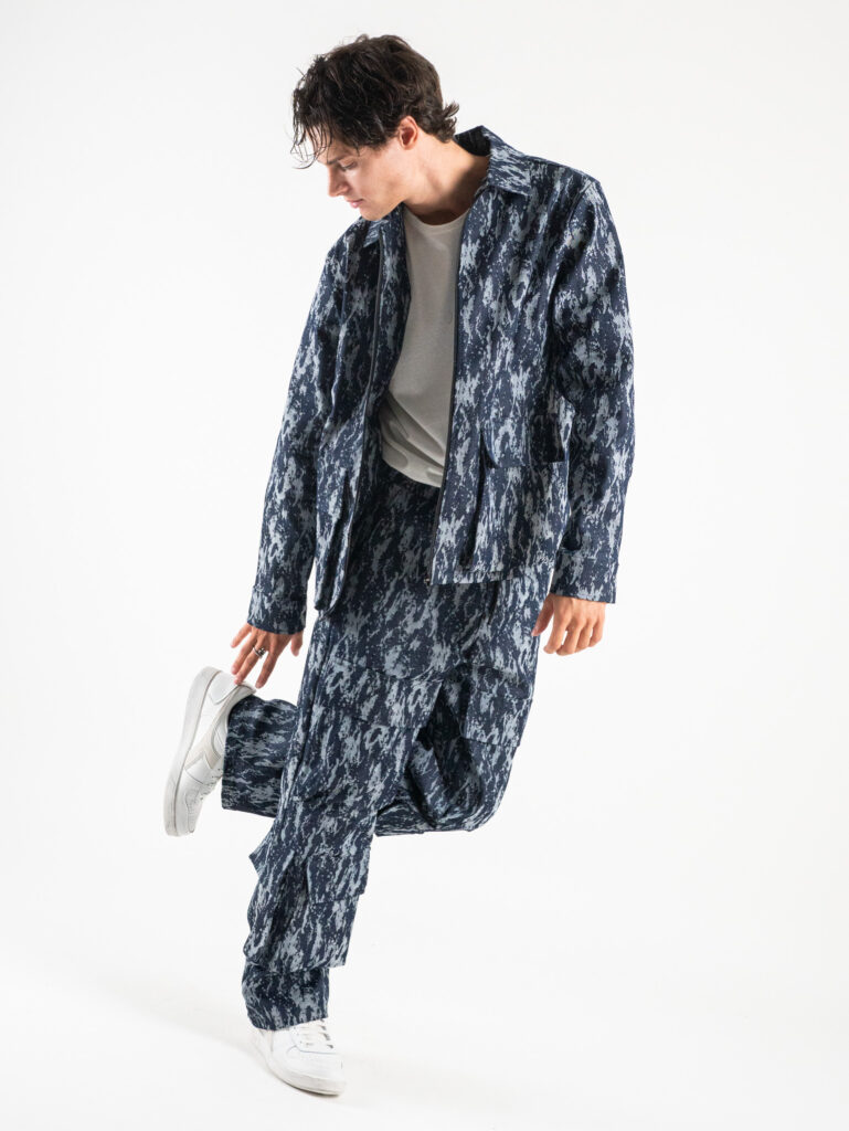 HYDO Coordinato in jeans giacchetta con zip pantalone cargo multi tasconato fantasia camouflage 615616 Blu 15 Outfit
