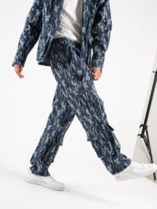 HYDO Coordinato in jeans, giacchetta con zip + pantalone cargo multi tasconato fantasia camouflage 615616 Blu (2)