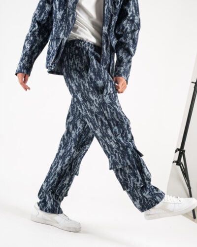 HYDO Coordinato in jeans giacchetta con zip pantalone cargo multi tasconato fantasia camouflage 615616 Blu 2 Coordinato in jeans, giacchetta con zip + pantalone cargo over multi tasconato fantasia camouflage 615/616 Blu