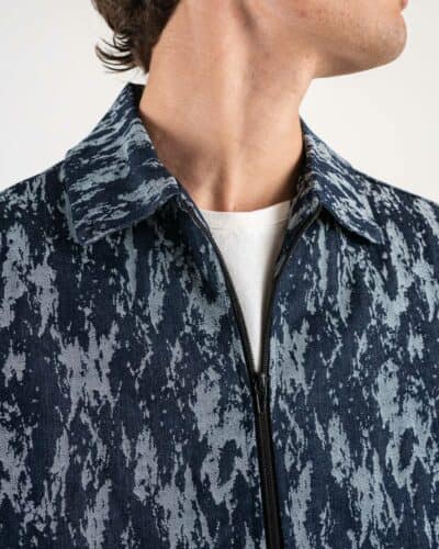 HYDO Coordinato in jeans giacchetta con zip pantalone cargo multi tasconato fantasia camouflage 615616 Blu 21 Coordinato in jeans, giacchetta con zip + pantalone cargo over multi tasconato fantasia camouflage 615/616 Blu