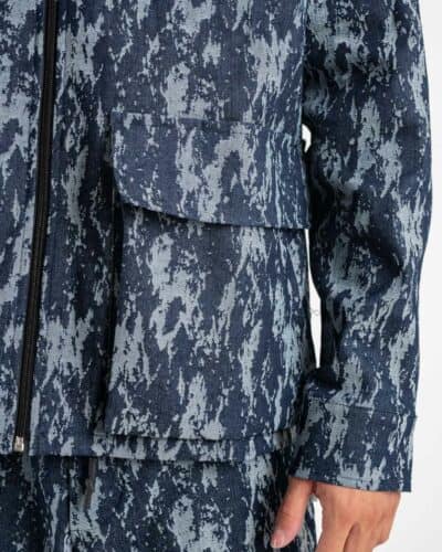 HYDO Coordinato in jeans giacchetta con zip pantalone cargo multi tasconato fantasia camouflage 615616 Blu 22 Coordinato in jeans, giacchetta con zip + pantalone cargo over multi tasconato fantasia camouflage 615/616 Blu
