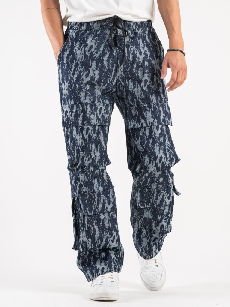 HYDO Coordinato in jeans giacchetta con zip pantalone cargo multi tasconato fantasia camouflage 615616 Blu 25 Coordinato in jeans, giacchetta con zip + pantalone cargo over multi tasconato fantasia camouflage 615/616 Blu