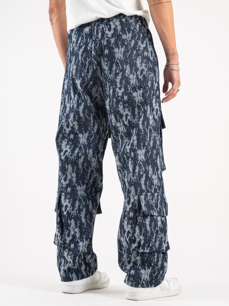 HYDO Coordinato in jeans giacchetta con zip pantalone cargo multi tasconato fantasia camouflage 615616 Blu 29 Coordinato in jeans, giacchetta con zip + pantalone cargo over multi tasconato fantasia camouflage 615/616 Blu