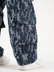 HYDO Coordinato in jeans, giacchetta con zip + pantalone cargo multi tasconato fantasia camouflage 615616 Blu (30)