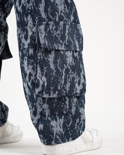 HYDO Coordinato in jeans giacchetta con zip pantalone cargo multi tasconato fantasia camouflage 615616 Blu 30 Coordinato in jeans, giacchetta con zip + pantalone cargo over multi tasconato fantasia camouflage 615/616 Blu