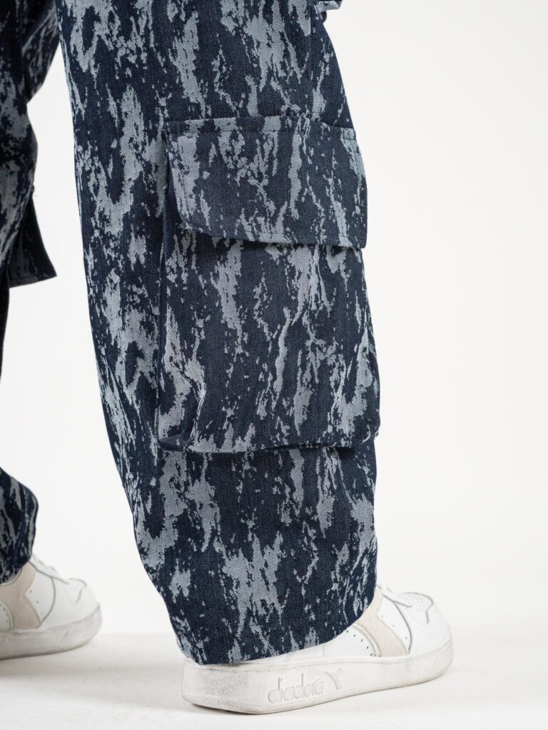 HYDO Coordinato in jeans giacchetta con zip pantalone cargo multi tasconato fantasia camouflage 615616 Blu 30 Coordinato in jeans, giacchetta con zip + pantalone cargo over multi tasconato fantasia camouflage 615/616 Blu