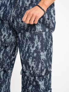 HYDO Coordinato in jeans, giacchetta con zip + pantalone cargo multi tasconato fantasia camouflage 615616 Blu (31)