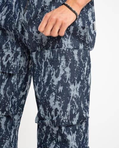 HYDO Coordinato in jeans giacchetta con zip pantalone cargo multi tasconato fantasia camouflage 615616 Blu 31 Coordinato in jeans, giacchetta con zip + pantalone cargo over multi tasconato fantasia camouflage 615/616 Blu