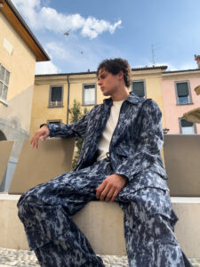 HYDO Coordinato in jeans, giacchetta con zip + pantalone cargo multi tasconato fantasia camouflage 615:616 Blu221