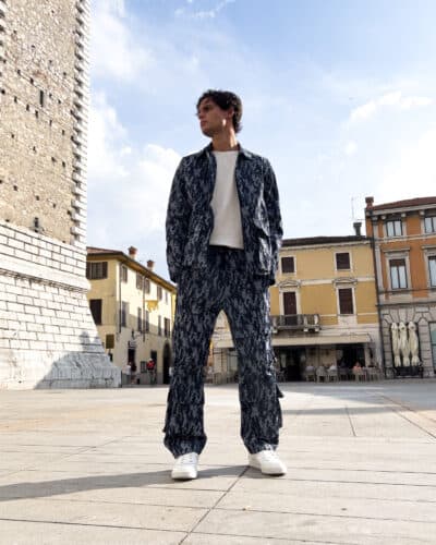 HYDO Coordinato in jeans giacchetta con zip pantalone cargo multi tasconato fantasia camouflage 615616 Blu222 Coordinato in jeans, giacchetta con zip + pantalone cargo over multi tasconato fantasia camouflage 615/616 Blu