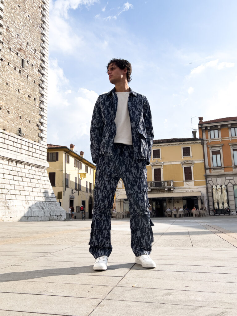 HYDO Coordinato in jeans giacchetta con zip pantalone cargo multi tasconato fantasia camouflage 615616 Blu222 Coordinato in jeans, giacchetta con zip + pantalone cargo over multi tasconato fantasia camouflage 615/616 Blu