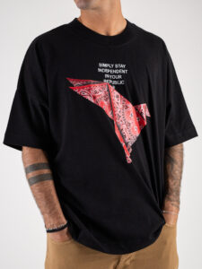 INDEPENDENT REPUBLIC T-shirt boxy fit in cotone organico con stampa bandana THUG LIFE Nera (1)