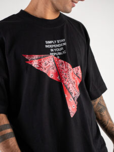 INDEPENDENT REPUBLIC T-shirt boxy fit in cotone organico con stampa bandana THUG LIFE Nera (4)