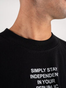 INDEPENDENT REPUBLIC T-shirt boxy fit in cotone organico con stampa bandana THUG LIFE Nera (5)
