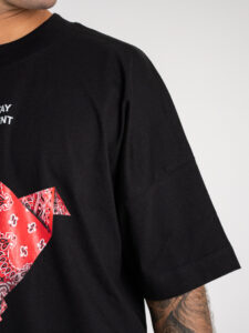 INDEPENDENT REPUBLIC T-shirt boxy fit in cotone organico con stampa bandana THUG LIFE Nera (6)