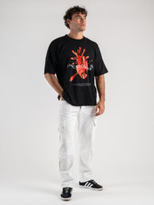 INDEPENDENT REPUBLIC T-shirt boxy fit in cotone organico con stampa cuore FEARLESS Nera (2)