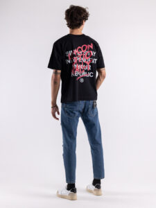 INDEPENDENT REPUBLIC T-shirt boxy fit in cotone organico con stampa sul retro MANIFESTO Nera (2)