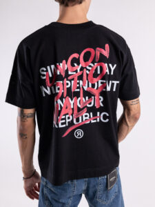 INDEPENDENT REPUBLIC T-shirt boxy fit in cotone organico con stampa sul retro MANIFESTO Nera (3)