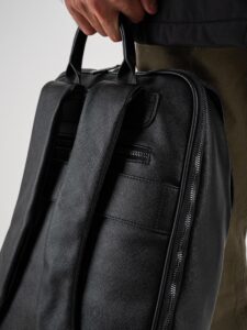 OVER-D Zaino in ecopelle tipo saffiano con zip, logo e tasca frontale OE1F2W3Z01 Nero (1)