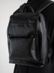 OVER-D Zaino in ecopelle tipo saffiano con zip, logo e tasca frontale OE1F2W3Z01 Nero (2)