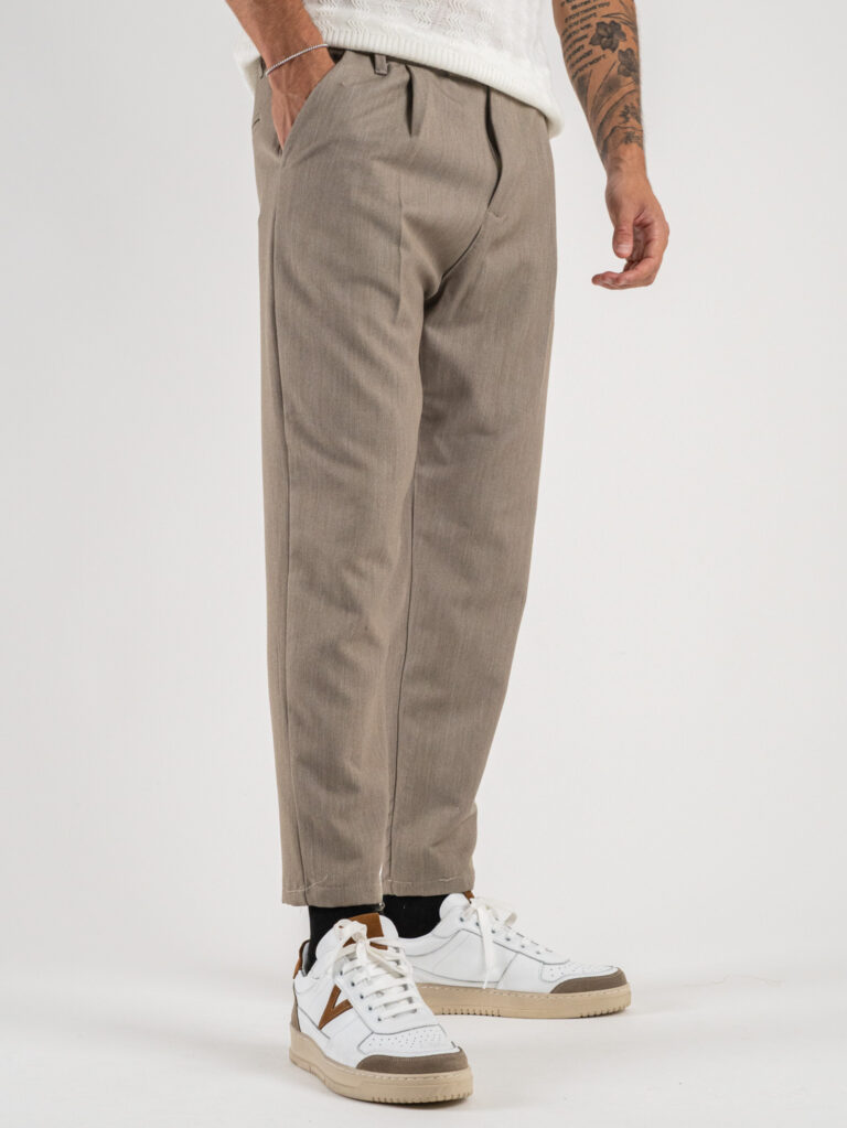 Pantalone chinos morbido con coulisse e bottone in vita BARCELLONA Tortora1 ESTASI Pantalone chinos morbido con coulisse e bottone in vita BARCELLONA INV Tortora