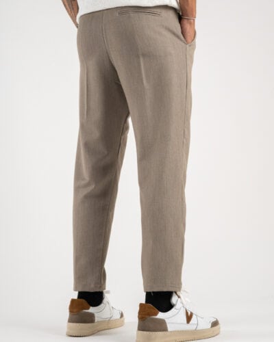 Pantalone chinos morbido con coulisse e bottone in vita BARCELLONA Tortora2 ESTASI Pantalone chinos morbido con coulisse e bottone in vita BARCELLONA INV Tortora