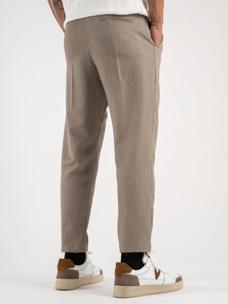 Pantalone chinos morbido con coulisse e bottone in vita BARCELLONA Tortora2 ESTASI Pantalone chinos morbido con coulisse e bottone in vita BARCELLONA INV Tortora