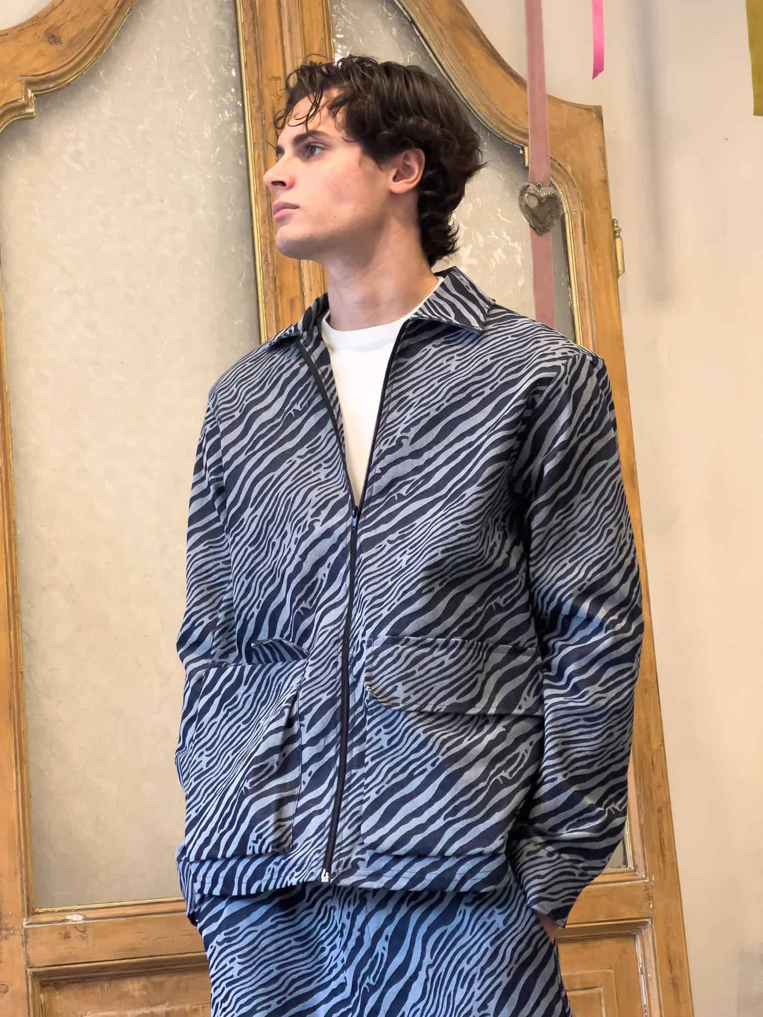 Coordinato in jeans giacchetta con zip pantalone cargo over