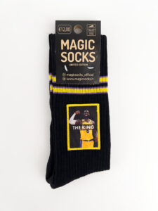 MAGIC SOCKS Calze in spugna unisex tg. unica stampa ricamata THE KING Nero2