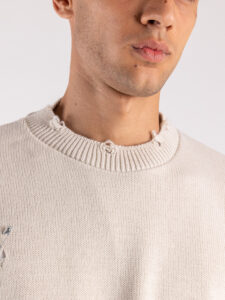 Maglione girocollo misto lana con strappi e spille 750 Beige (5)