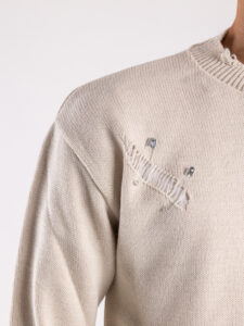 Maglione girocollo misto lana con strappi e spille 750 Beige (6)
