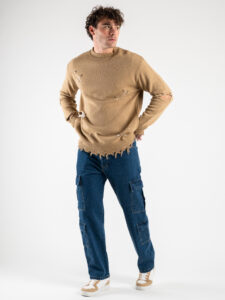 Maglione girocollo misto lana con strappi e spille 750 Cammello (2)