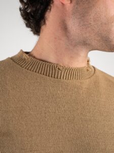 Maglione girocollo misto lana con strappi e spille 750 Cammello (4)