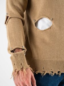 Maglione girocollo misto lana con strappi e spille 750 Cammello (5)