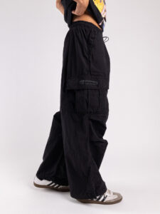 VDR Pantalone cargo molto ampio con tasconi,coulisse in vita e sulla caviglia 14140 Nero (5)