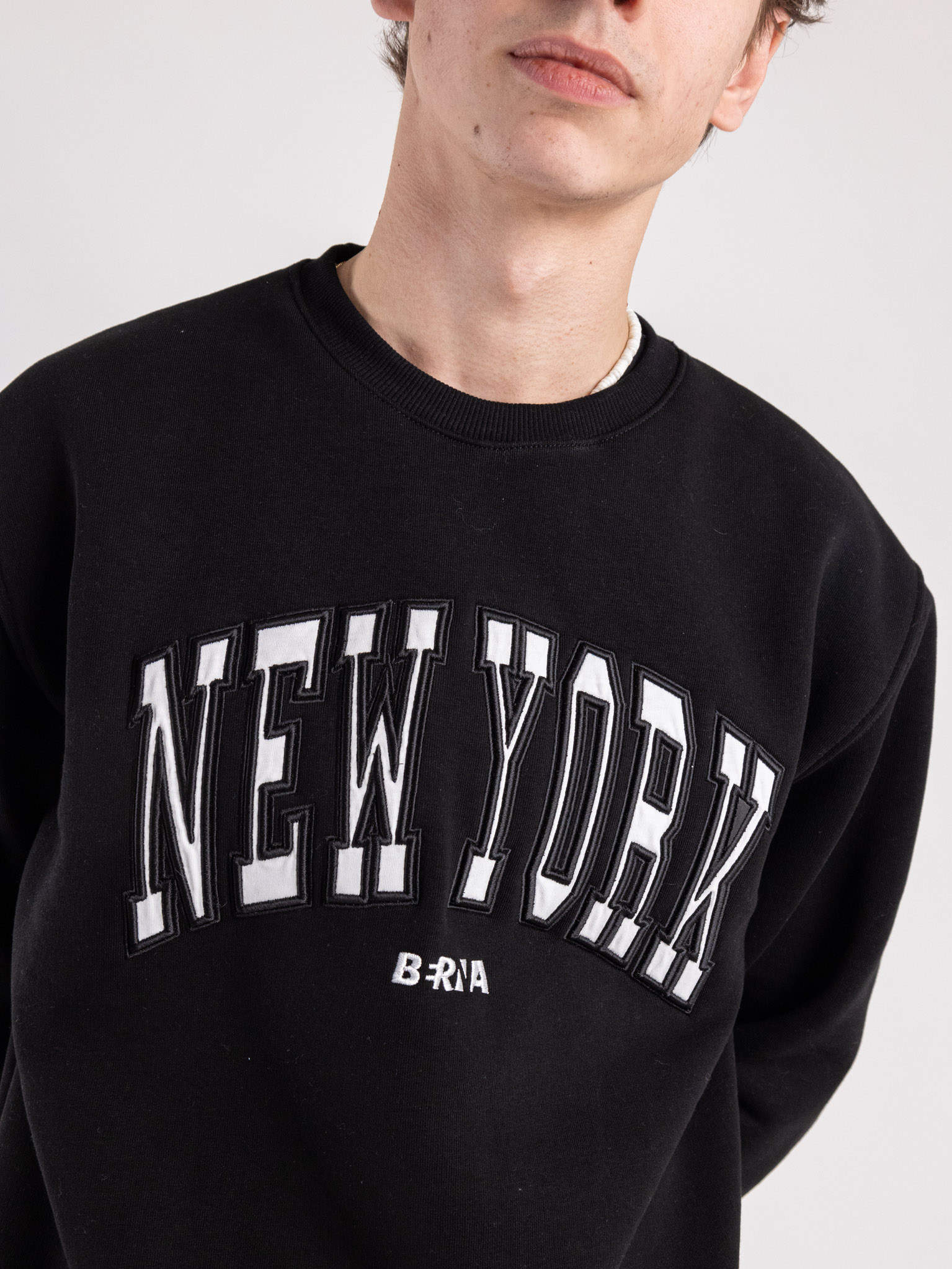 BERNA Felpa girocollo garzata con ricamo NEW YORK 233125 Nero Prezzo 0 00 Estasi Fashion