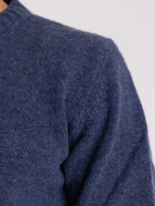 BERNA Maglione girocollo LAMBSWOOL logo ricamo 233036 Denim (6)