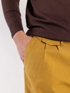 BERNA Pantalone con gamba morbida, pinces e cinturini laterali 205169 Miele (3)