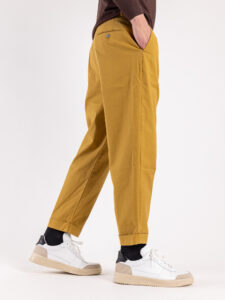 BERNA Pantalone con gamba morbida, pinces e cinturini laterali 205169 Miele (4)