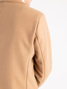 Cappotto basico con collo a V e taschino CAP2201 Cammello3