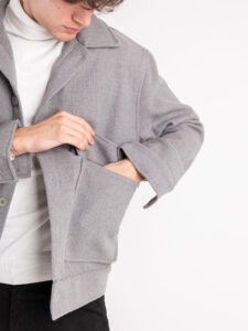 Giacchetta sportiva con tasconi frontali e felpata all’interno GIUB101 Grigio4