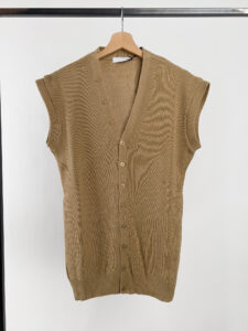Gilet sciallato in maglia con bottoni SER834 Cammello1