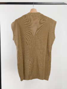 Gilet sciallato in maglia con bottoni SER834 Cammello2