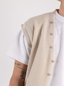 Gilet sciallato in maglia con bottoni SER834 Crema (5)
