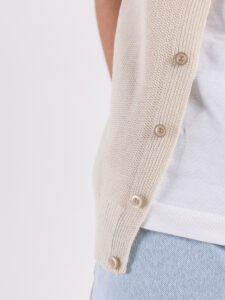 Gilet sciallato in maglia con bottoni SER834 Crema (6)