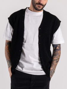 Gilet sciallato in maglia con bottoni SER834 Nero (2)
