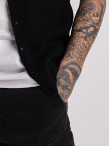 Gilet sciallato in maglia con bottoni SER834 Nero (4)