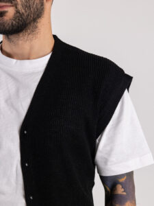 Gilet sciallato in maglia con bottoni SER834 Nero (5)