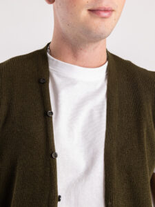 Gilet sciallato in maglia con bottoni SER834 Verde3